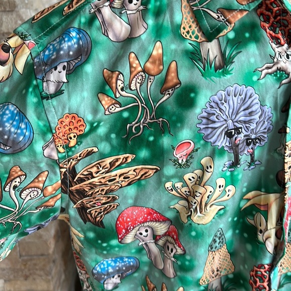 Crescent Creepers Mushroom short sleeve w front pocket green button up Size M - Picture 9 of 16
